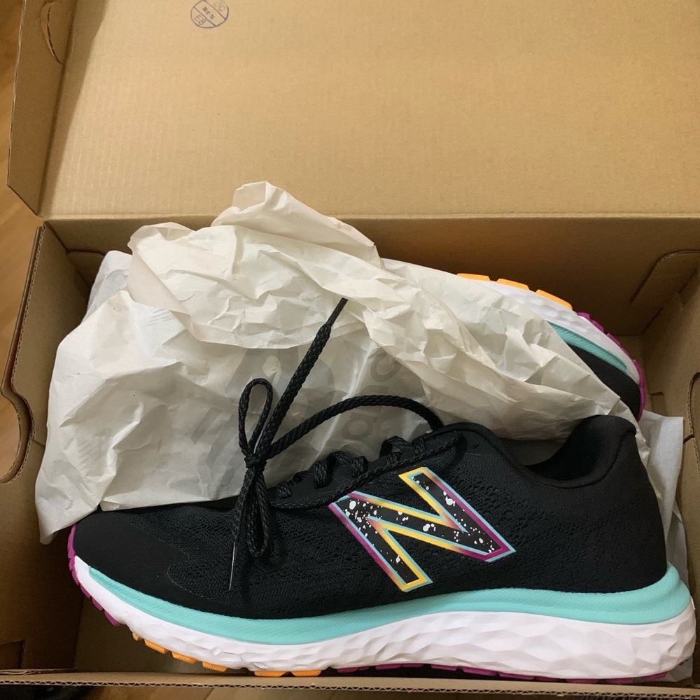 New Balance Black Woman’s running shoe